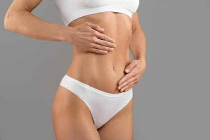 Mujer realizándose abdominoplastia en medellin