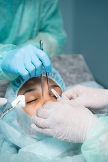 Medicos operando a mujer en una clínica de cirugía estética
