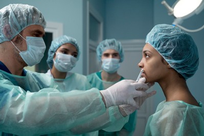 Medicos examinando a mujer en una clínica de cirugía estética
