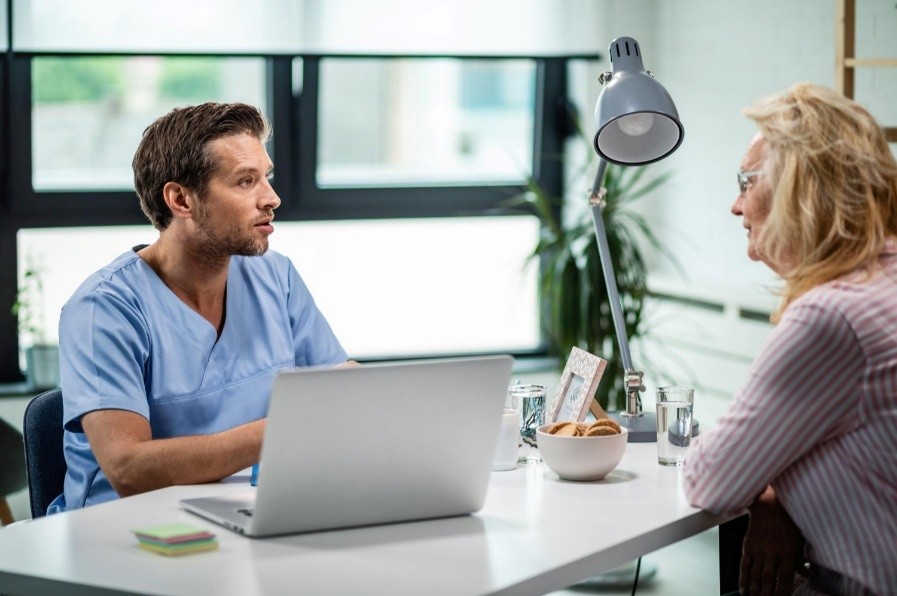 Doctor y paciente hablando en clínica estética en Medellín