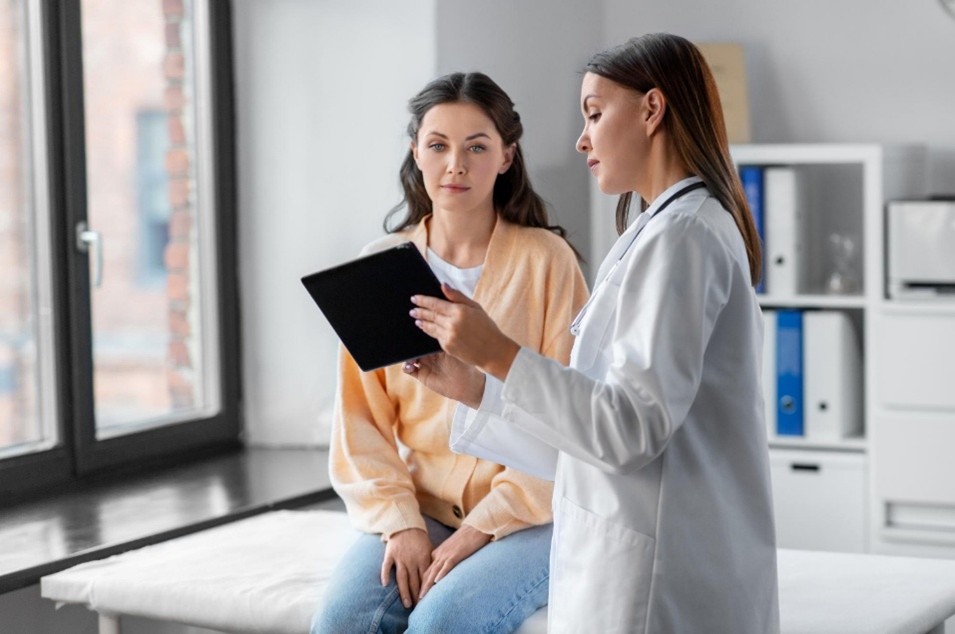 Doctora y paciente hablando en clínica estética en Medellín