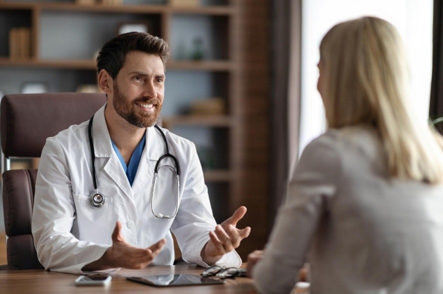 Doctor y paciente hablando en clínica estética en Medellín