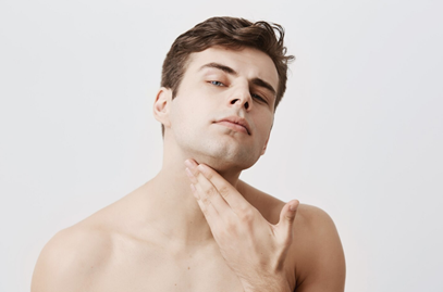 Hombre con liposucción de papada